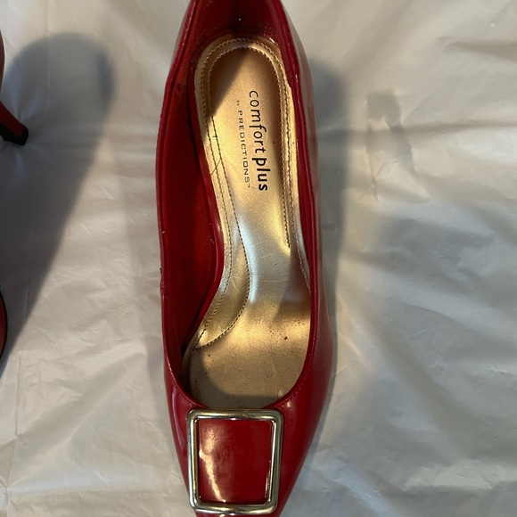 Preowned….. ComfortPlus size 7. Red with gold buckle. Still is good condition. - Picture 5 of 8